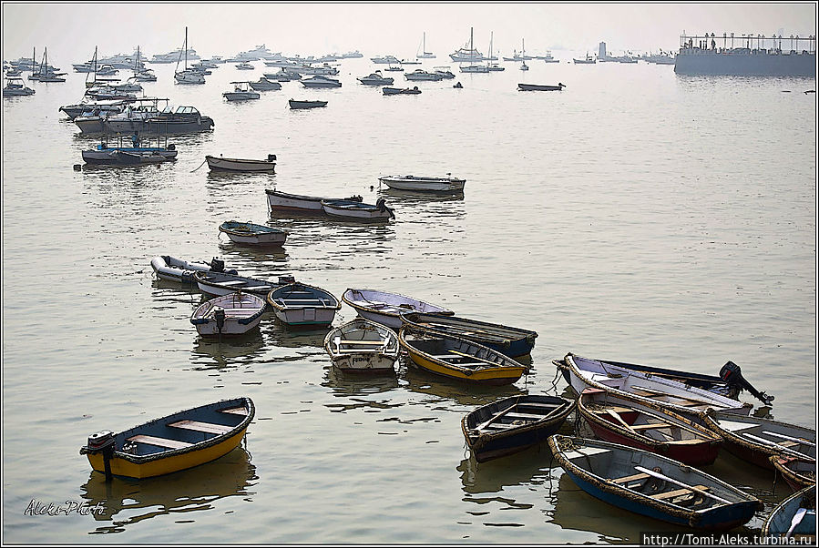 Вереницы уходящих в туман лодок...
* Мумбаи, Индия
