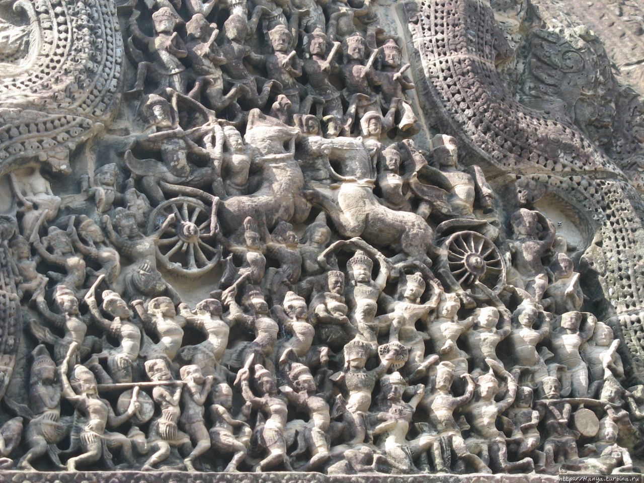 Детали резного тимпана над входной дверью в Ангкор Вате