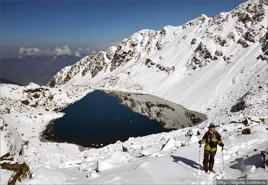 Наконец, озеро Госайкунд осталось где-то внизу Госайкунд, Непал