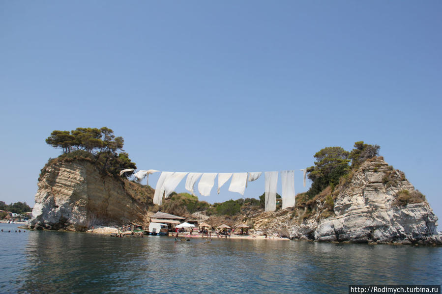 Так и не понял какая роль у этих висящих полотнищ Остров Закинф, Греция