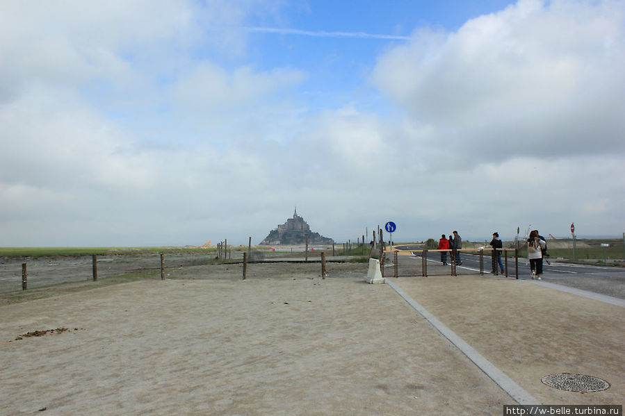 Дорога к аббатству. Мон-Сен-Мишель, Франция