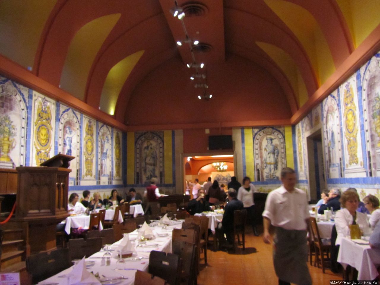 Главный зал пивной, бывшая монастырская трапезная, с плиткой, подписанной «Феррейра дас Табулетас» в 1863 году Лиссабон, Португалия