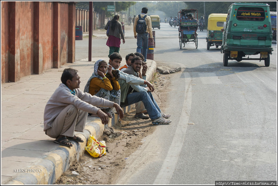 Судя по всему, — местная остановка. Индийцы, вообще, большие любители сидеть прямо на земле... Агра, Индия