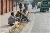 Судя по всему, — местная остановка. Индийцы, вообще, большие любители сидеть прямо на земле...