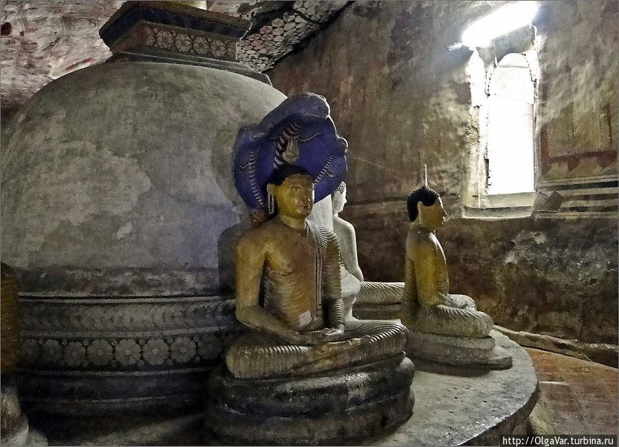 Над двумя из скульптур возвышается  голова змеиного короля Мучалинды, предоставившего кров Будде после его прозрения. Дамбулла, Шри-Ланка