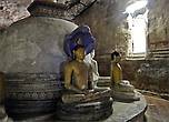 Над двумя из скульптур возвышается  голова змеиного короля Мучалинды, предоставившего кров Будде после его прозрения.