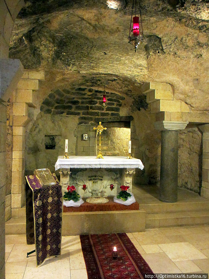 Двумя ступенями ниже находится небольшое помещение (7 м. длиной и 4 м. шириной) неправильной четырёхугольной формы. Это и есть горница Пресвятой Девы Марии. К сожалению, вход вовнутрь в н.в. невозможен из-за плохого технического состояния помещений.