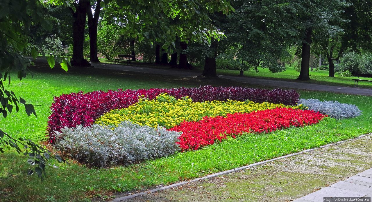 Парк, утонувший в цветах