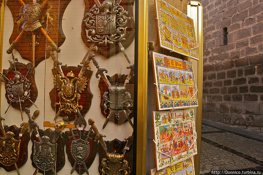 Торгуют щитами и мечами, геральдикой и керамикой. Двухглавый орел — главный символ и элемент герба города Толедо, Испания