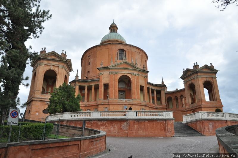 Улица, портики и Базилика Святого Луки Болонья, Италия Улица, портики и Базилика Святого Луки Болонья, Италия