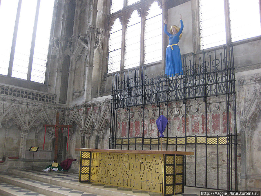 Фигура Св. Девы Марии работы Давида Вайна, установлена в 2000 году Или, Великобритания