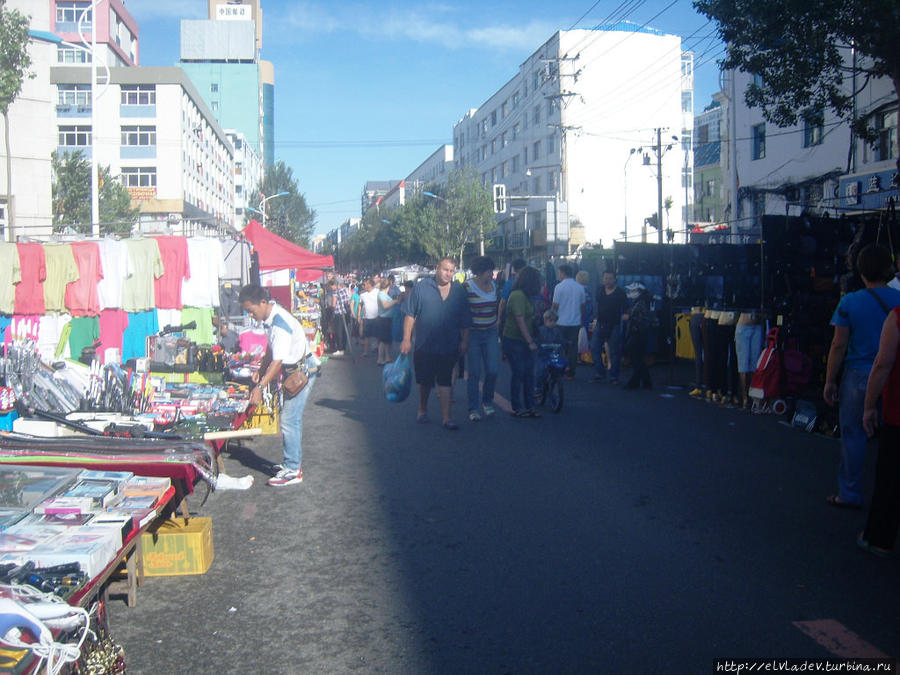 Уличный рынок. Работает с 5 до 9 утра. просто перекрывается улица. А в 9.00 открывается движение! Хэйхэ, Китай