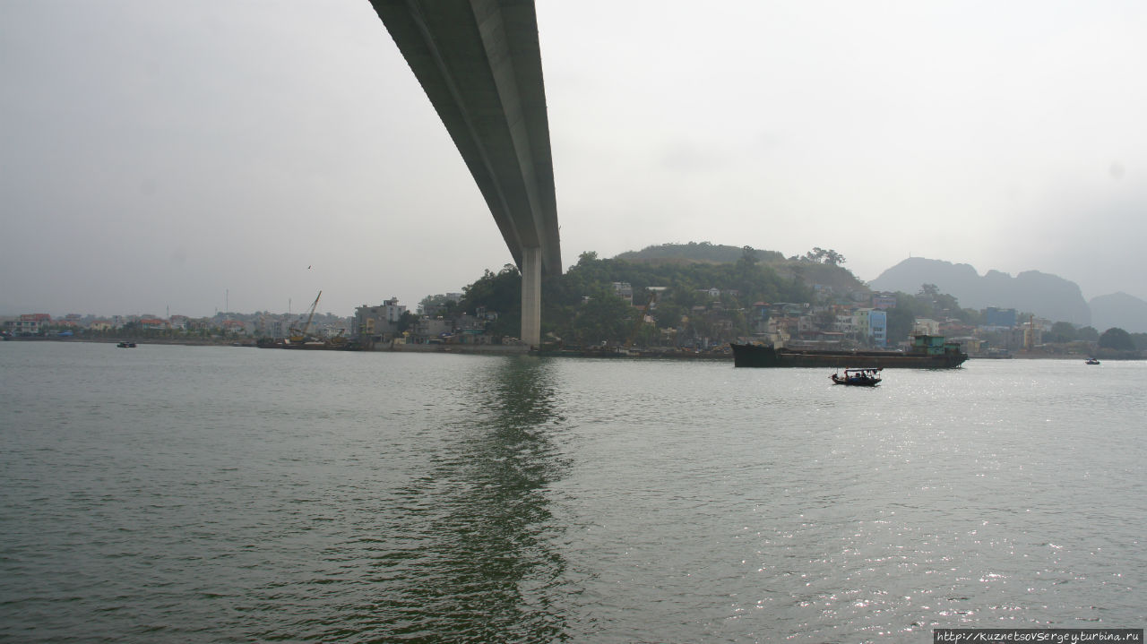 Мост Бай Чай и бухта Ха-Лонг Ха-Лонг, Вьетнам