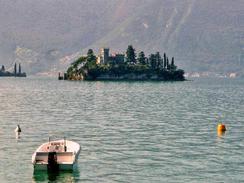 Острова и пирамиды озера Изео Изео, Италия