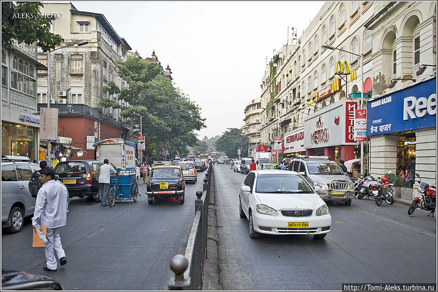 Улицу посередине разделяет заборчик. Такое часто можно видеть на индийских улицах. Движение — левостороннее...
* Мумбаи, Индия