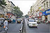 Улицу посередине разделяет заборчик. Такое часто можно видеть на индийских улицах. Движение — левостороннее...
*