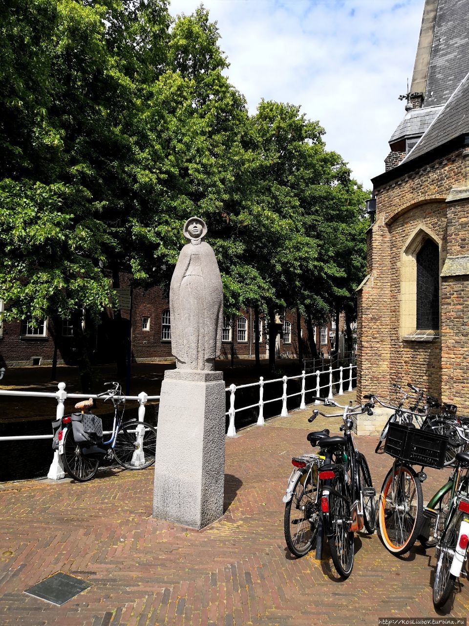 А почему бывшая столица Нидерландов? Ведь она достойна...
