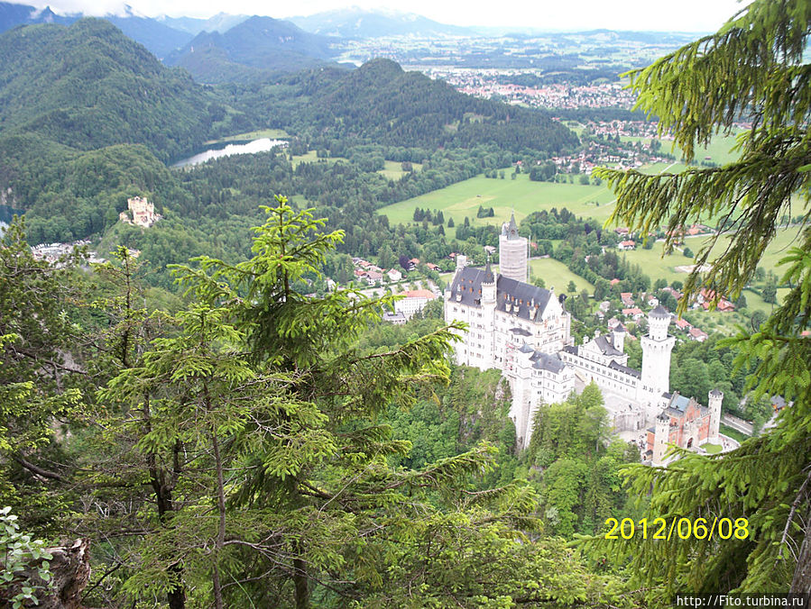 Это реальная картинка.Так выглядит замок с места где можно сделать первый снимок. Фюссен, Германия