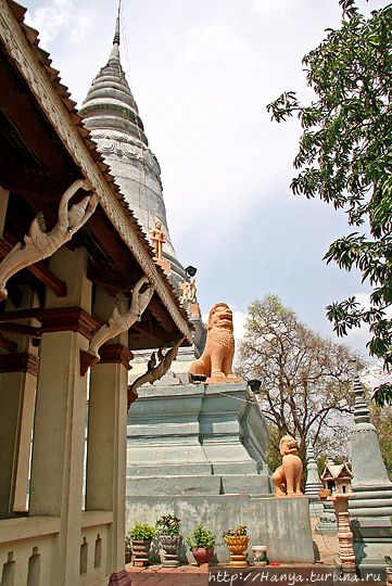 Ват Пном, или Храм на горе. Вихара и ступа. Фото из интернета