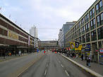 От вокзала до остановки № 13 (Gallerian) – улицы   Klarabergsgatan и  Hamngatan. Здесь находятся крупнейшие универмаги Стокгольма. Еще по дороге обязательно увидите «Стокгольмскую указку», т.е. высоченный монумент на площади Sergels Torg.