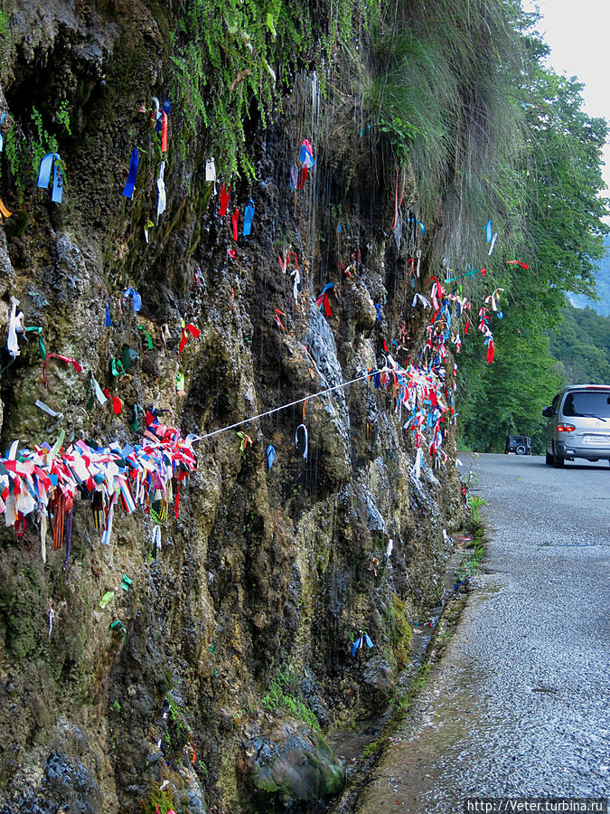 Рядом с ним приезжие повязывают ленточки. Видимо, что бы исполнились их желания.
