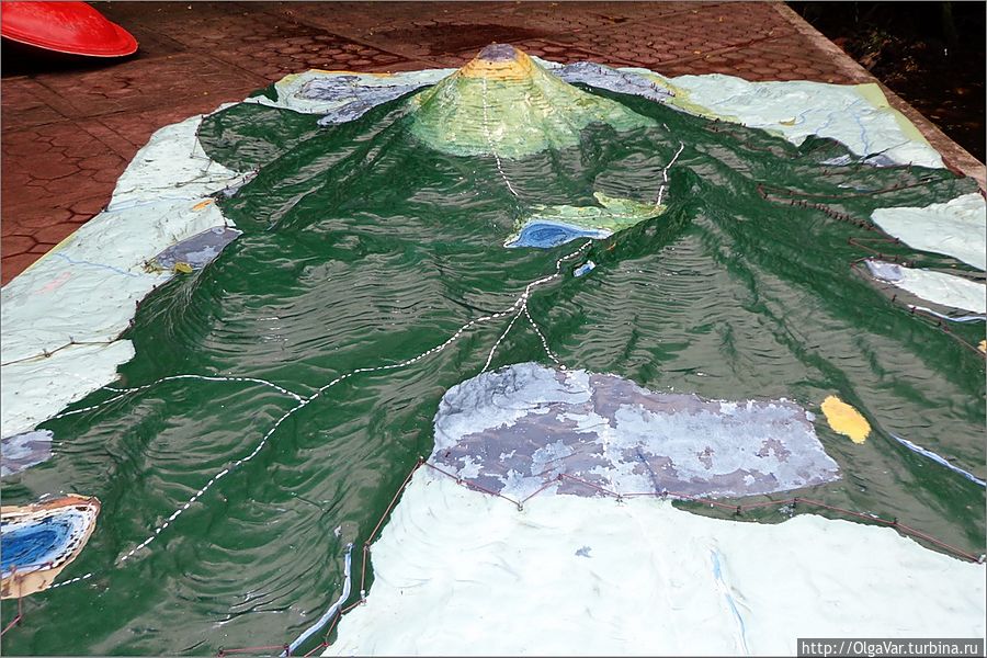 На макете вулкана Булусан прочерчен маршрут, которым мы поднимемся к его верхнему кратеру Булусан, Филиппины