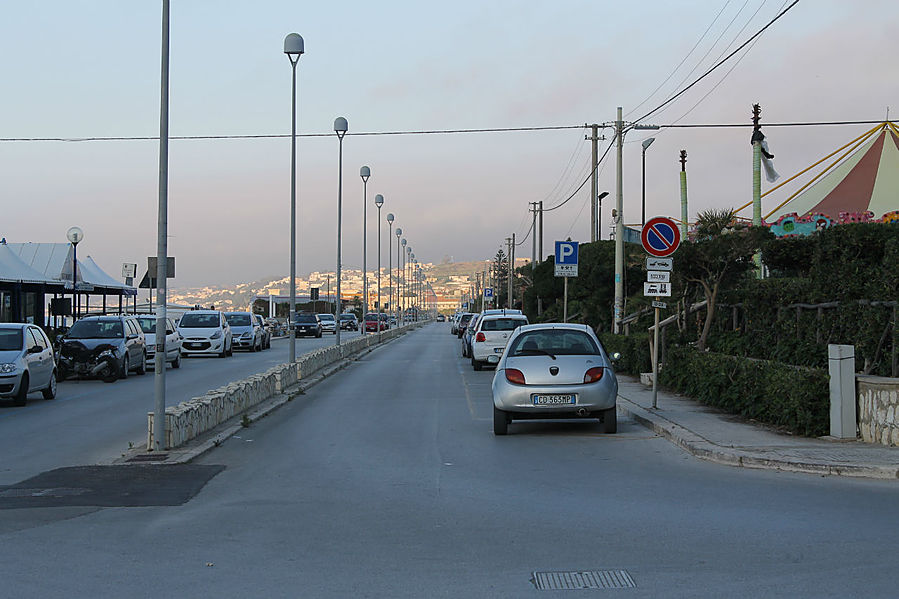Итальянцы приезжали на пляж только в воскресенье и вечерами на стадион возле нашего нашего дома