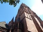 Кайзердом или собор Апостола Варфоломея, ныне приходская католическая церковь, одна из  древнейших во Франкфурте. Первая постройка на этом месте -Меровингская капелла-  относится к концу 7 века, в 852 капеллу укрупнили, она стала придворной церковью Кайзерпфальца. Позднероманская церковь на этом месте в 1239 году получила мощи и имя Св. Варфоломея. С 1356 года, согласно Золотой Булле Карла 4, в церкви должны были прогодить выборы и коронование новых монархов. Церковь расширили уже перестроив в готическом формате. 95-метровая колокольня была построена в 1415 году. Жертвой этой реконструкции пала старая городская ратуша. Кайзер Людвиг Баварский выделил городу кредит на постройку новой ратуши, но городские власти истратили часть денег на возведение моста через Майн, а на оставшиеся 800 гульденов купили у братьев Рёмер их резиденцию и перенесли туда ратушу.  Известно , что с 1562 по 1792 год в соборе было короновано 10 кайзеров.