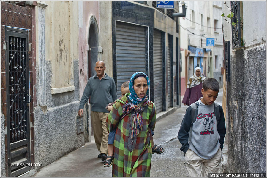 Детей, даже довольно больших особенно берберские женщины любят носить, привязав за спиной. Ладно бы младенец, но попробуй поносить вот такого здорового. Колясок я как-то у них не замечал... Эль-Джадида, Марокко