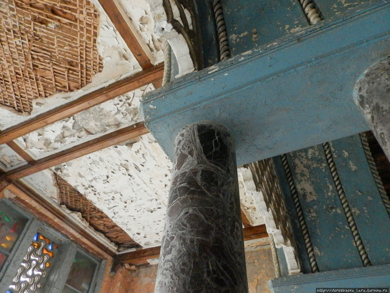 Мраморные колонны и обветшавший потолок, угрюмое сочетание... Юрино, Россия