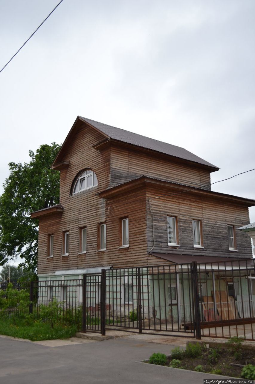 Здание бывшей церковно-приходской школы / The building of the former parish school