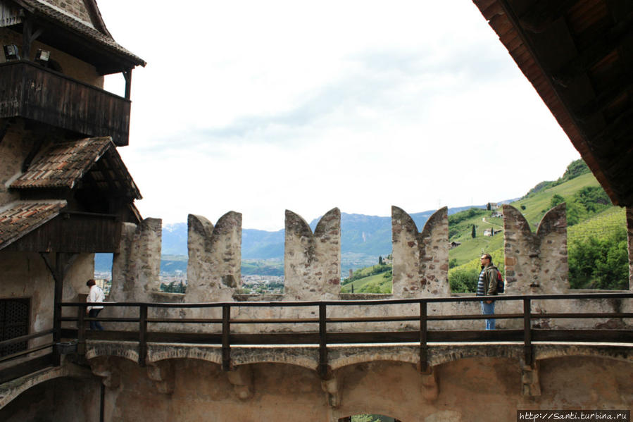 Крепкие крепостные стены плюс неприступная скала – залог спокойствия владельцев. Бользано, Италия