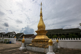 Золотая ступа (That) в храмовом комплексе Ват Сене Сук Харам. Фото из интернета