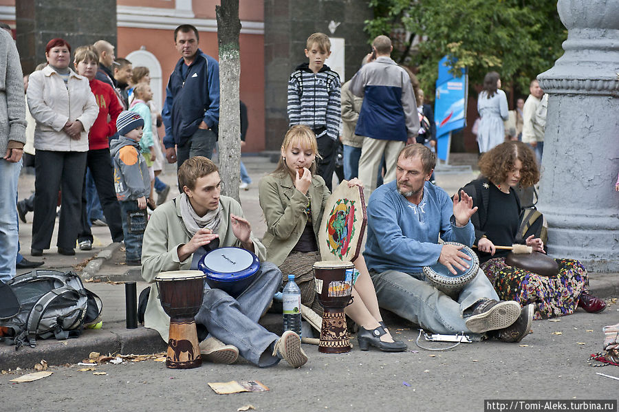 Уличные музыканты — они везде в чем-то одинаковые...
* Воронеж, Россия