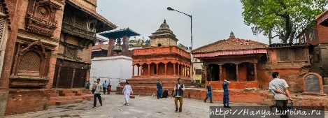 Слева-направо: Колокольная Башня, Храм Кришны, храм Сарасвати. Из интернета Катманду, Непал