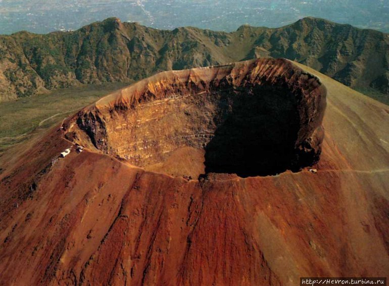 вид вулкана с высоты — фото из интернета Везувий Национальный Парк, Италия