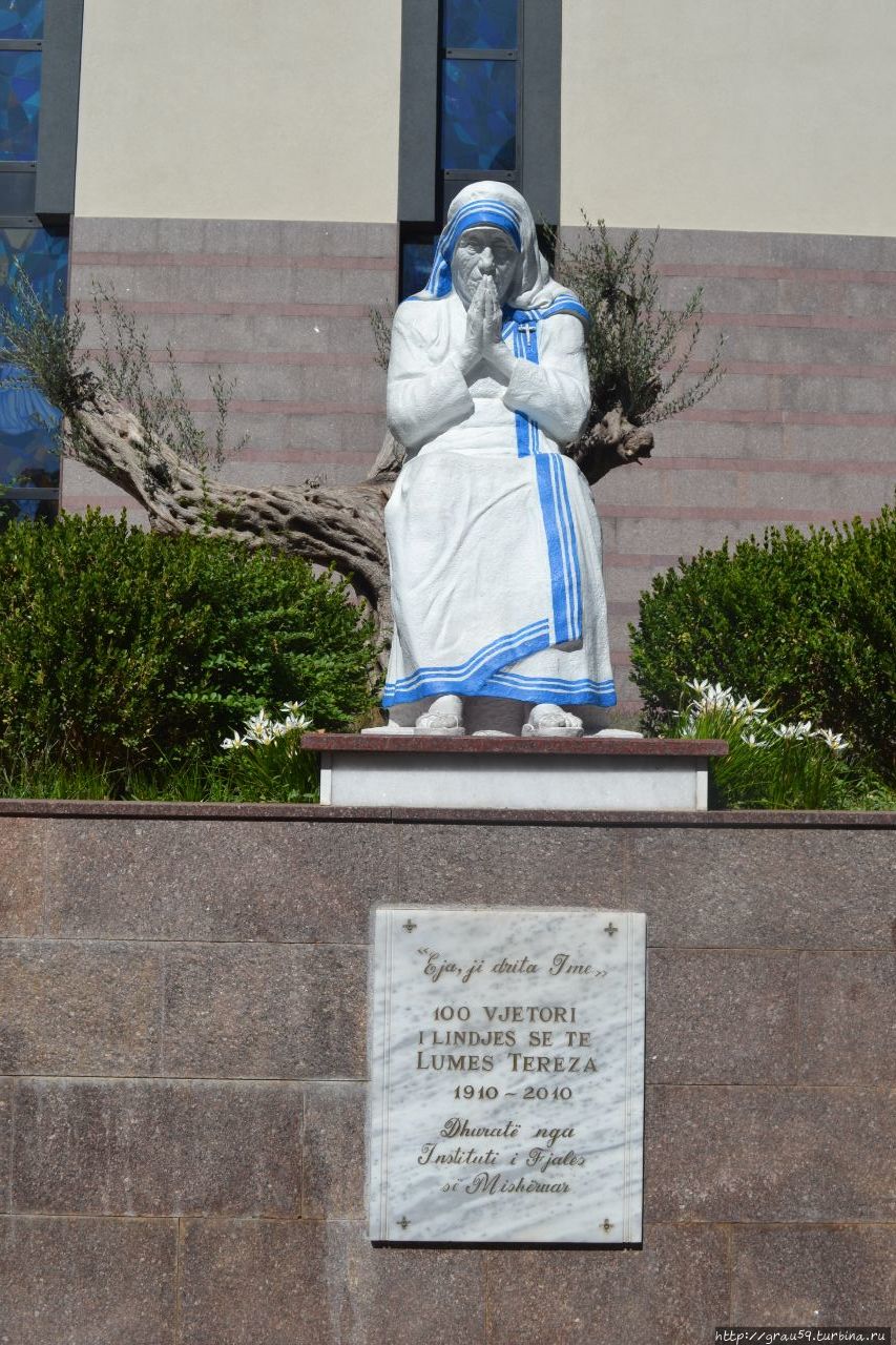 Памятник о столетии со дня рождения матери Терезы Тирана, Албания