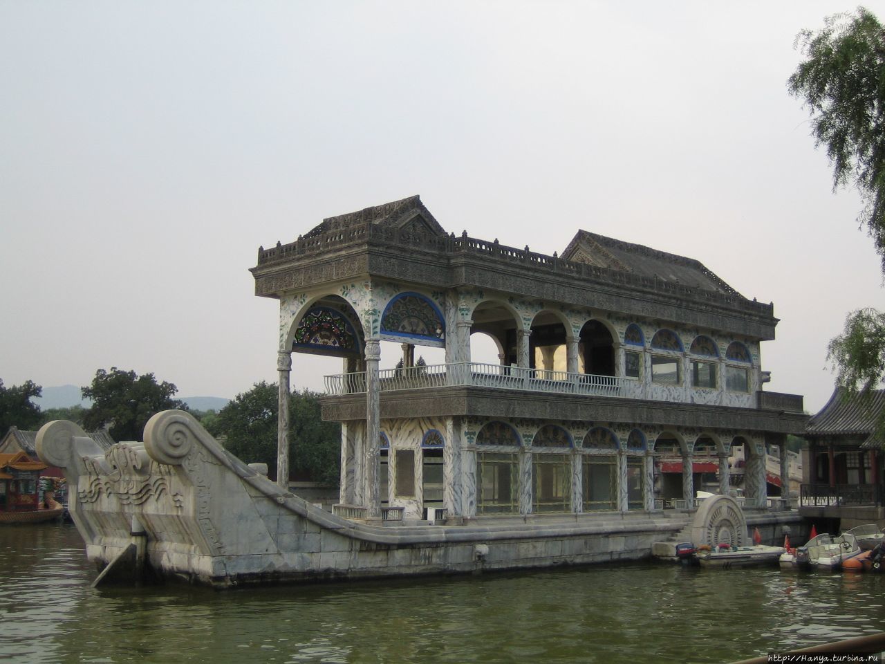 Мраморная лодка Цинъяньфан в Парке Ихэюань Пекин, Китай