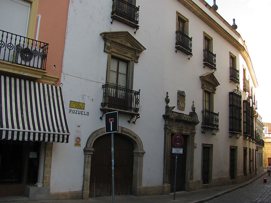 Типичные старые городские улицы. Херес-де-ла-Фронтера, Испания