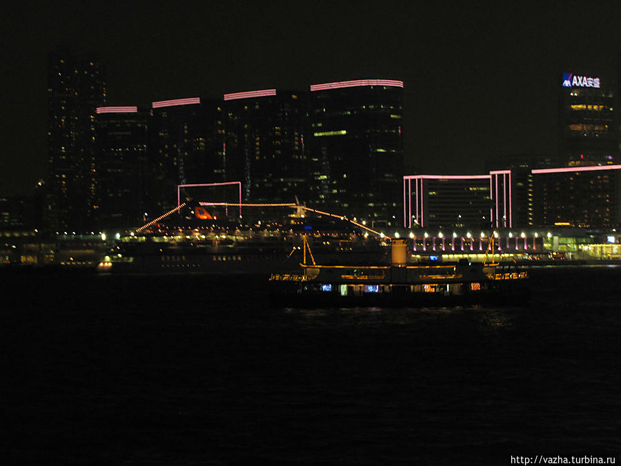 Вид на вечернии Гонконг с причала Стар Фери Гонконг