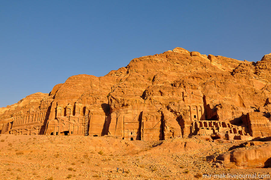 Дальше каньон заканчивается огромным «природным амфитеатром», по обе стороны которого друг за другом возвышаются необычайной красоты фасады, причем, большинство из этих монументов — храмы-гробницы, в которых хоронили богатых жителей Петры. Петра, Иордания