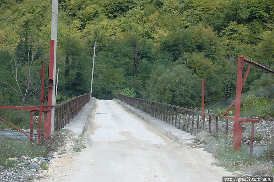 Мост через реку Гумиста. В настоящее время восстановлен и функционирует Команы, Абхазия
