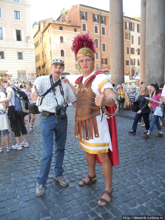 Перед Пантеоном нас встречают античные римляне... Рим, Италия