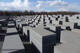 Мемориал памяти жертвам Холокоста в центре Берлина