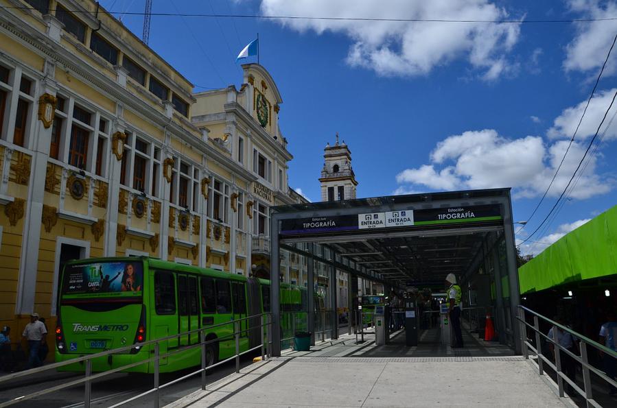 Скоростной городской транспорт Гватемалы — гибрид автобуса и трамвая. Станции как в стамбульском трамвае, но ходят автобусы Гватемала-Сити, Гватемала