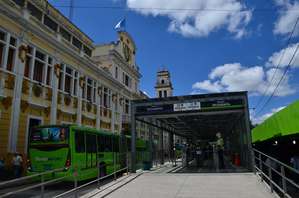 Скоростной городской транспорт Гватемалы — гибрид автобуса и трамвая. Станции как в стамбульском трамвае, но ходят автобусы