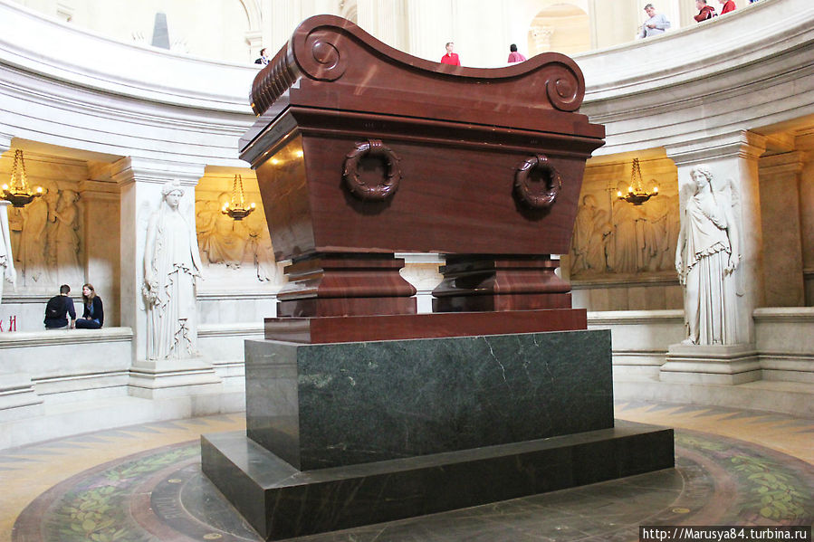 Могила Наполеона, кстати камень для саркофага привезен из Карелии. Париж, Франция