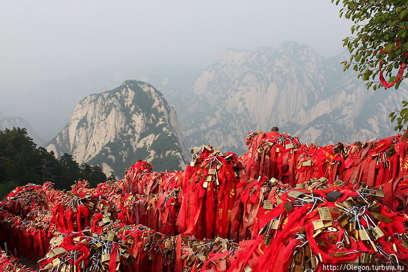 Высокие отвесные пики — это лепестки красивого цветка Хуашань, Китай