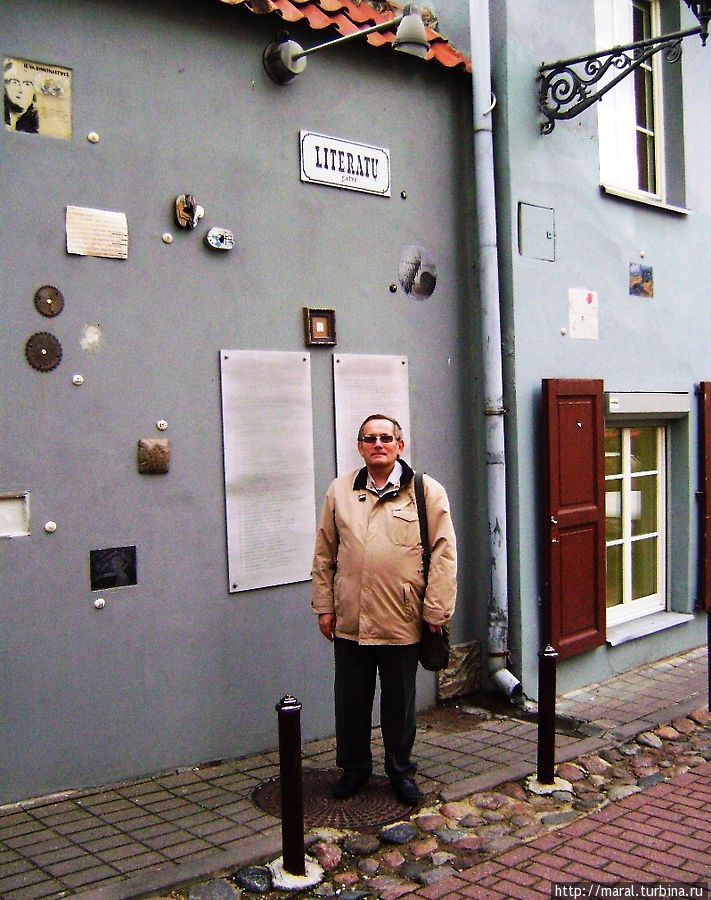 На стене на улице Литераторов вы найдёте и фиги с маслом, и кое-что ещё, и кое-что другое... Вильнюс, Литва