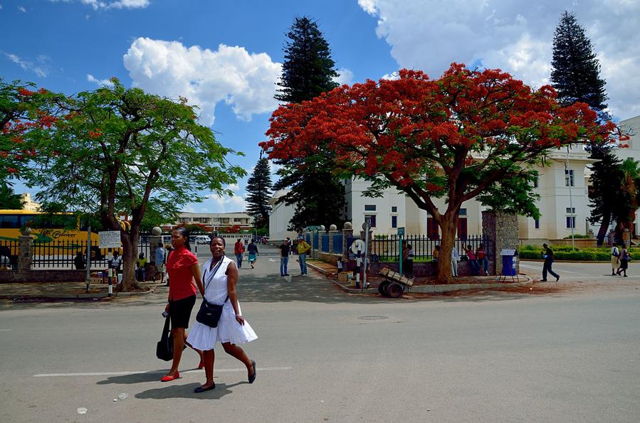 Широкие проспекты Булавайо и модные местные жительницы Булавайо, Зимбабве